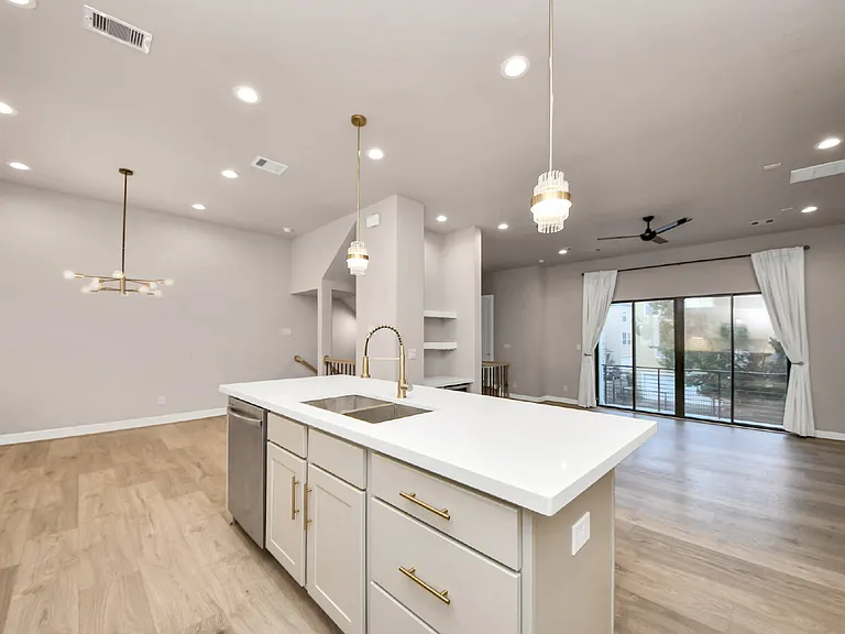 2114 Stuart St — Photo 11