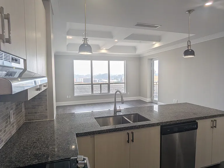 121 King St W — Photo 39