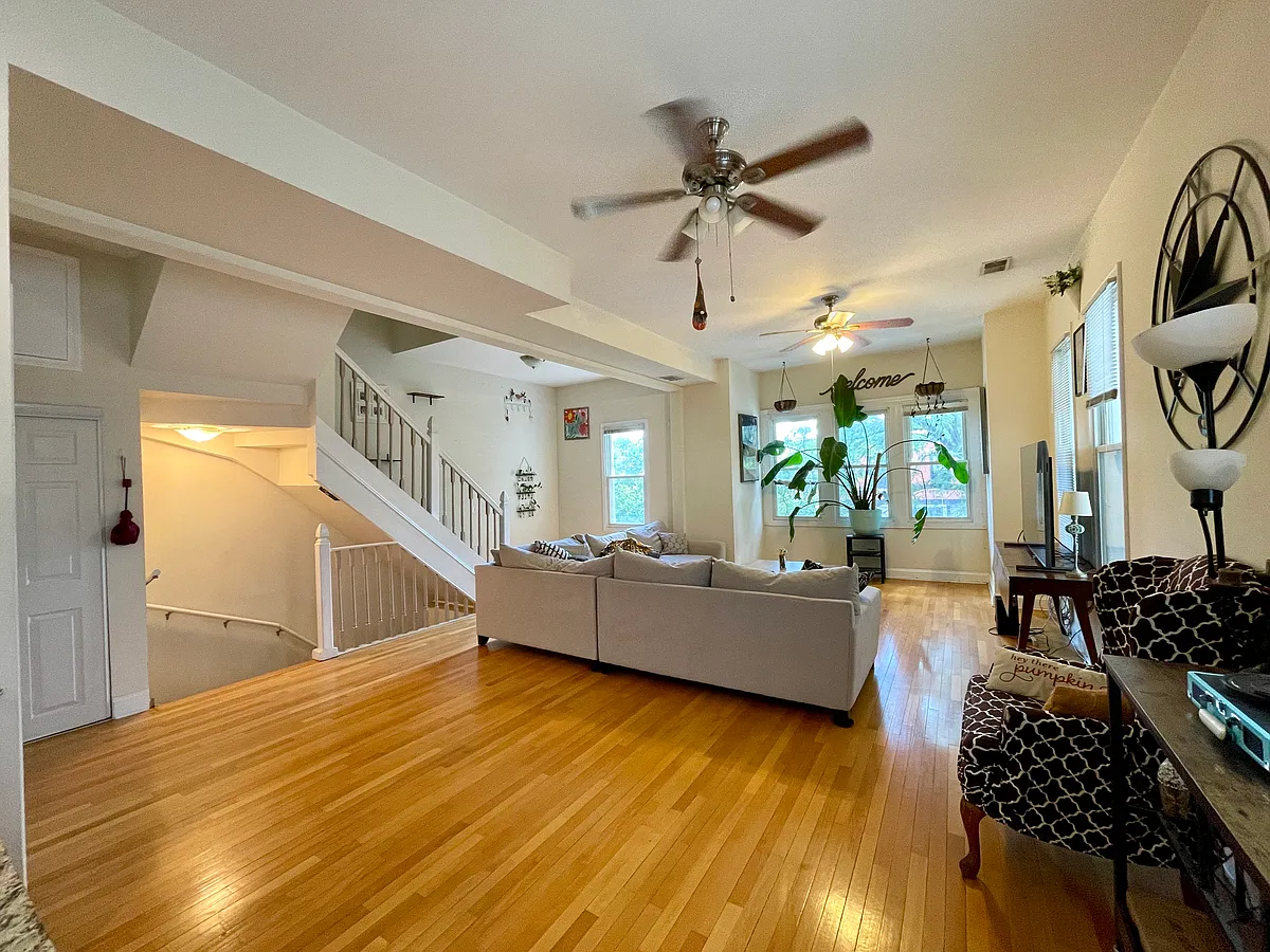 Building Photo - 2620 W Armitage Ave #2