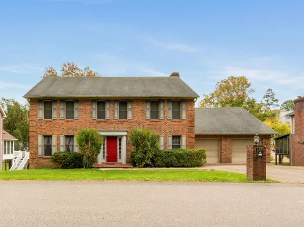 6 Oakbrook Dr, Huntington, WV 25705