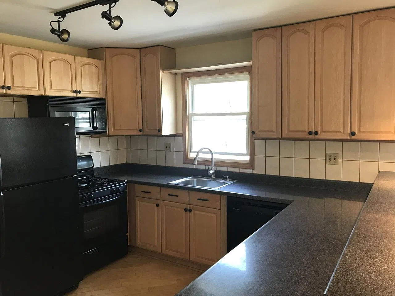 2 bed, 1000 sqft, $1,650 — Photo 2