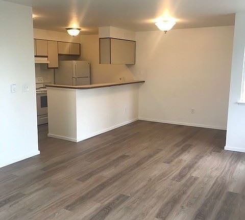 5th image of 4301 Woodland Park Ave N APT 303