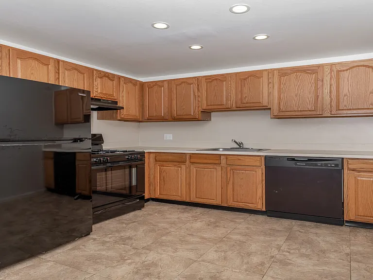 Colonial Point Apartments — Photo 10