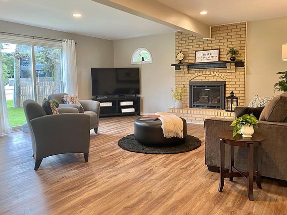 2nd image of 1075 Leahy Cir E
