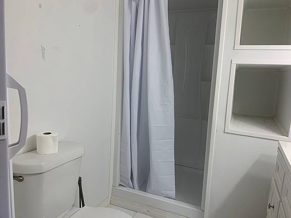 3rd image of 1005 Maple Ave #58