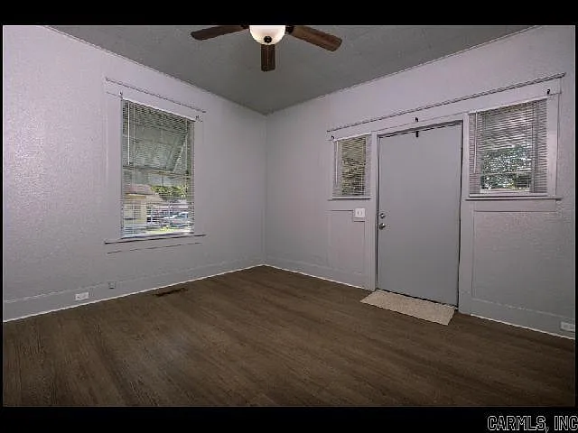 3 bed, 1.0 bath, 988 sqft, $900 — Photo 3