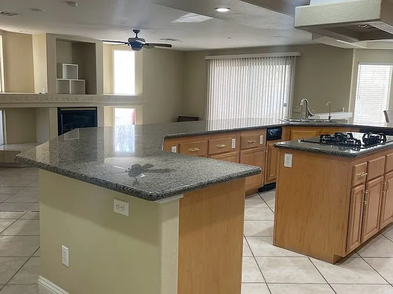 8757 Castle Hill Ave — Photo 11
