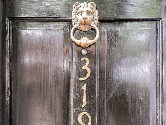 3rd image of 319 Queen St