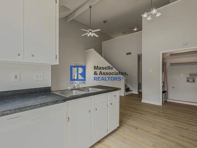 520 Twin Pine Cv — Photo 15