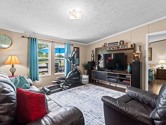 5th image of 1617 Crystal Lake Dr.