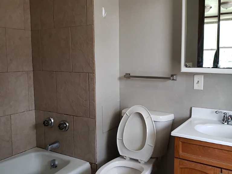 1020 5th Ave — Photo 6