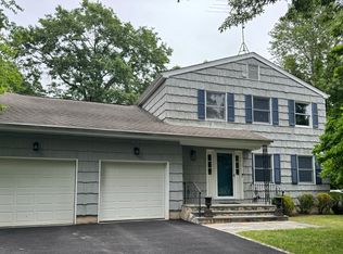 90 Coachlamp Ln, Stamford, CT 06902