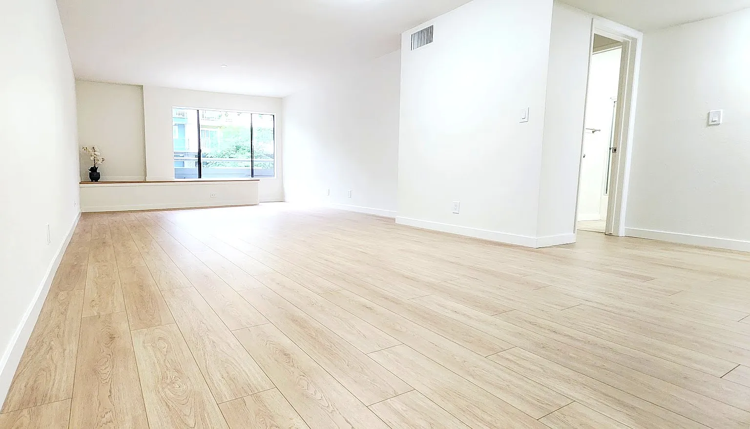 1141 N Columbus Ave — Photo 2