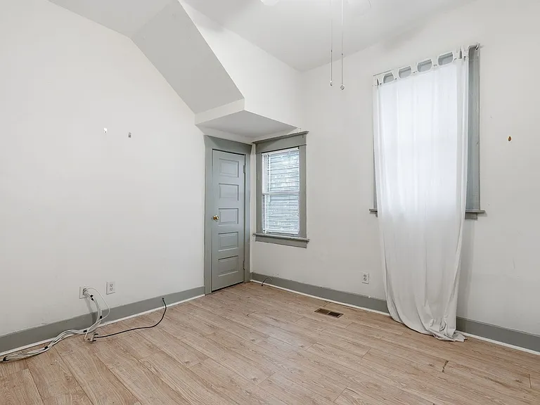 538 E Waldburg St — Photo 18