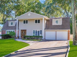 16 Wichard Blvd, Commack, NY 11725