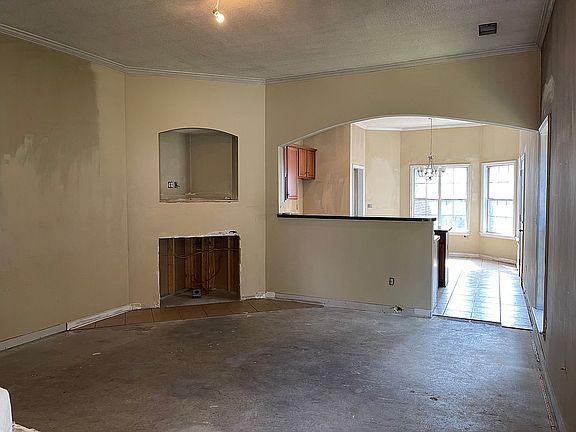 3rd image of 2403 Lake Garden Dr