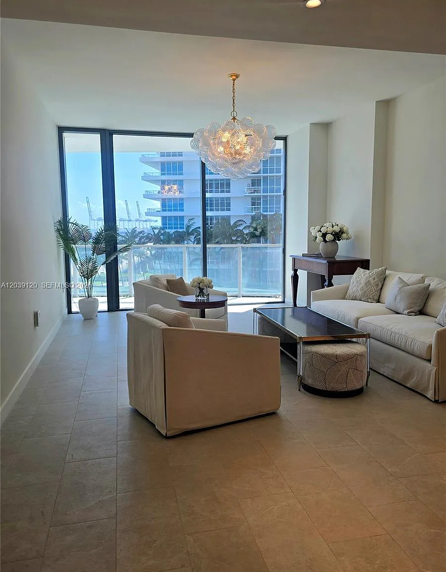 Park Residences Condo — Photo 2