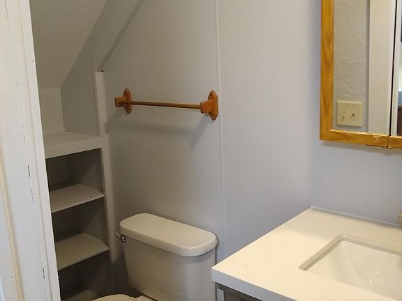 bathroom w/toilet