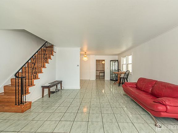 3rd image of 136 W 56th St