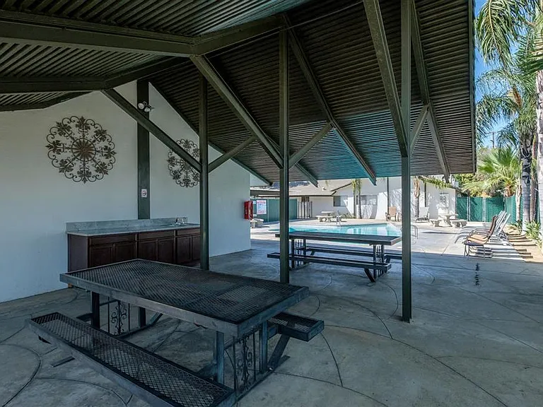Reef Apartments — Photo 8