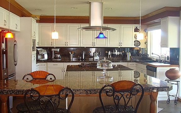 Large Gourmet Kitchen