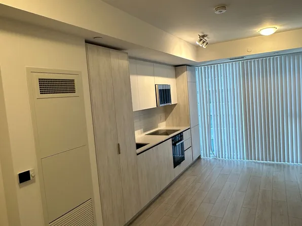 400 King St W, Toronto, ON