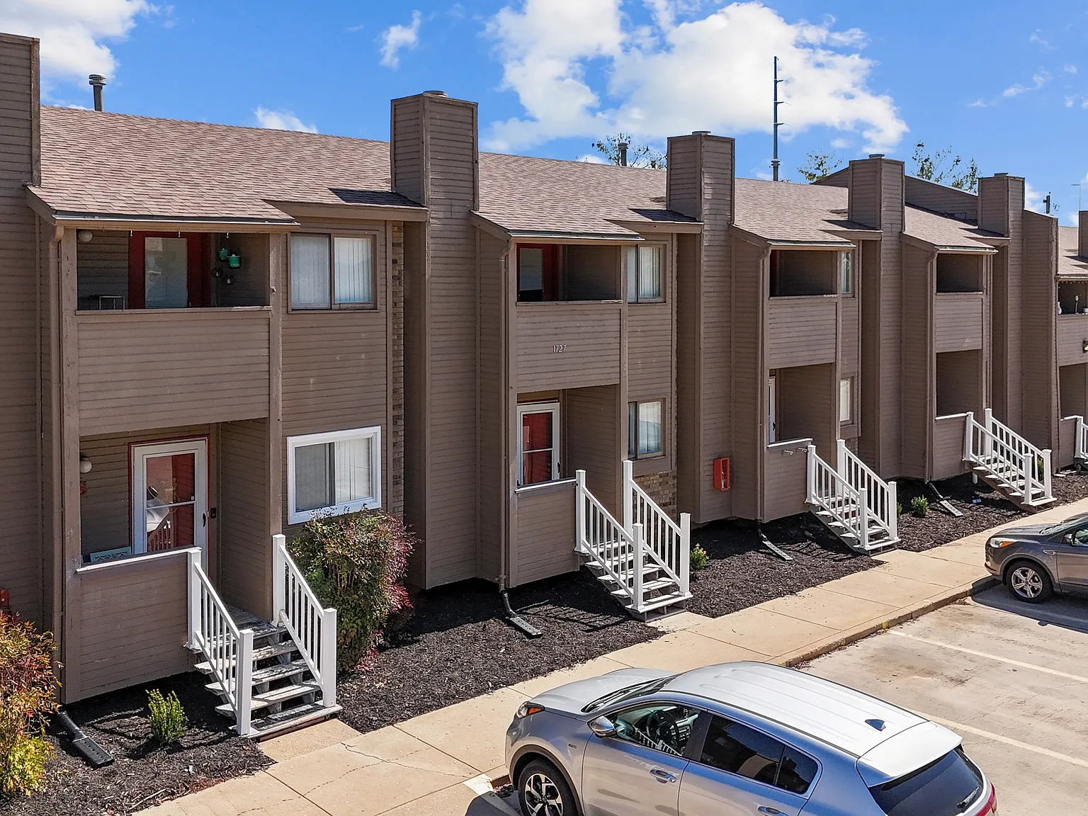 1707 E Walnut Lawn St — Photo 1