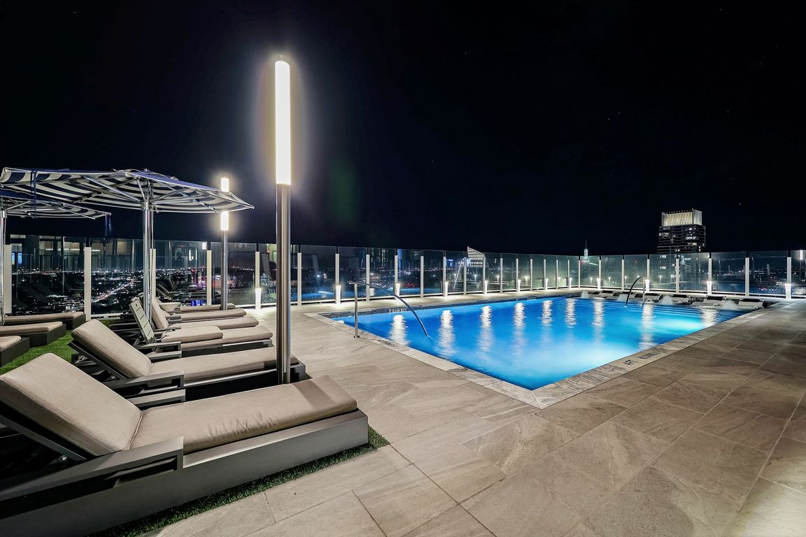 Rooftop Resort-Style Pool