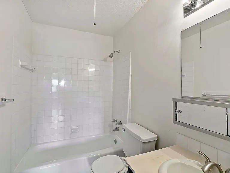 Winnetka Village Apts — Photo 17
