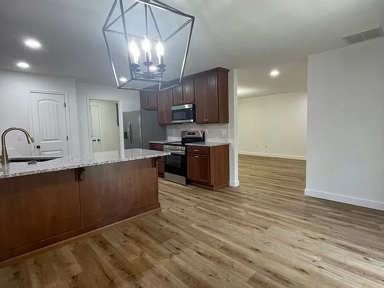 1350-1352 W Kirkwood St — Photo 7