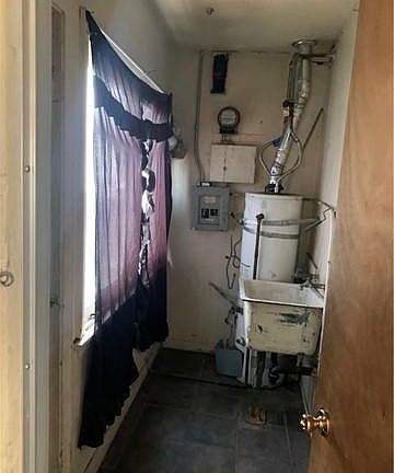 5th image of 214 W 57th St