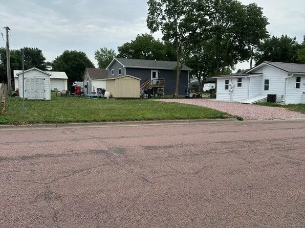 1100 Burleigh St, Yankton, SD 57078