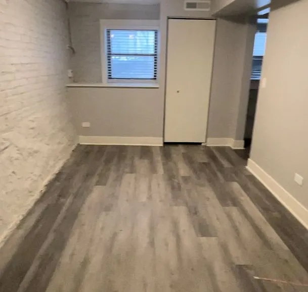 843GB W Barry Ave — Photo 5