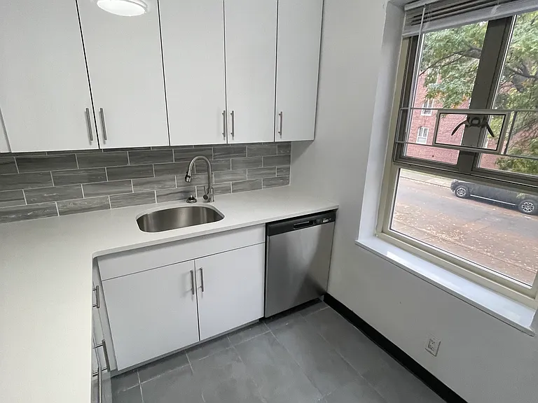 188th St — Photo 3