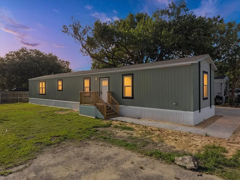 3 bed, 2.0 bath, 1140 sqft, $1,570 — Photo 1