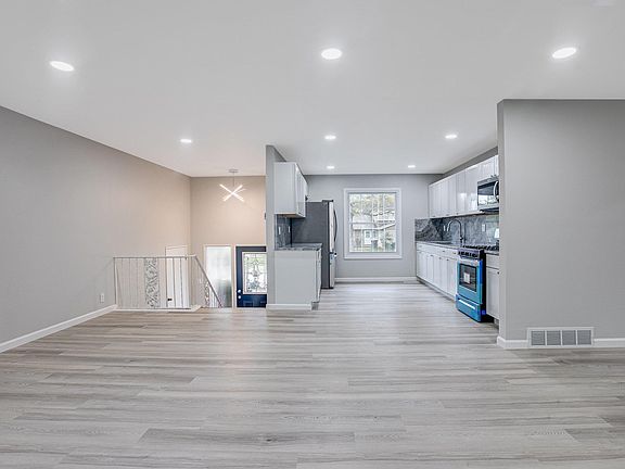 4th image of 1948 Brookmede Dr