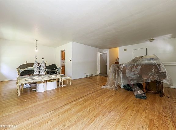 3rd image of 115 Elmwood Dr