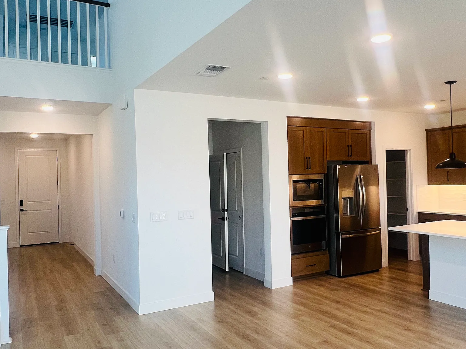 4 bed, 2558 sqft, $3,190 — Photo 4