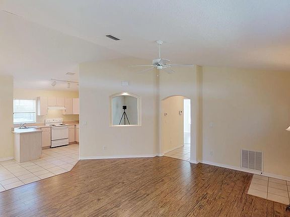 4th image of 18 Brigadoon Ln