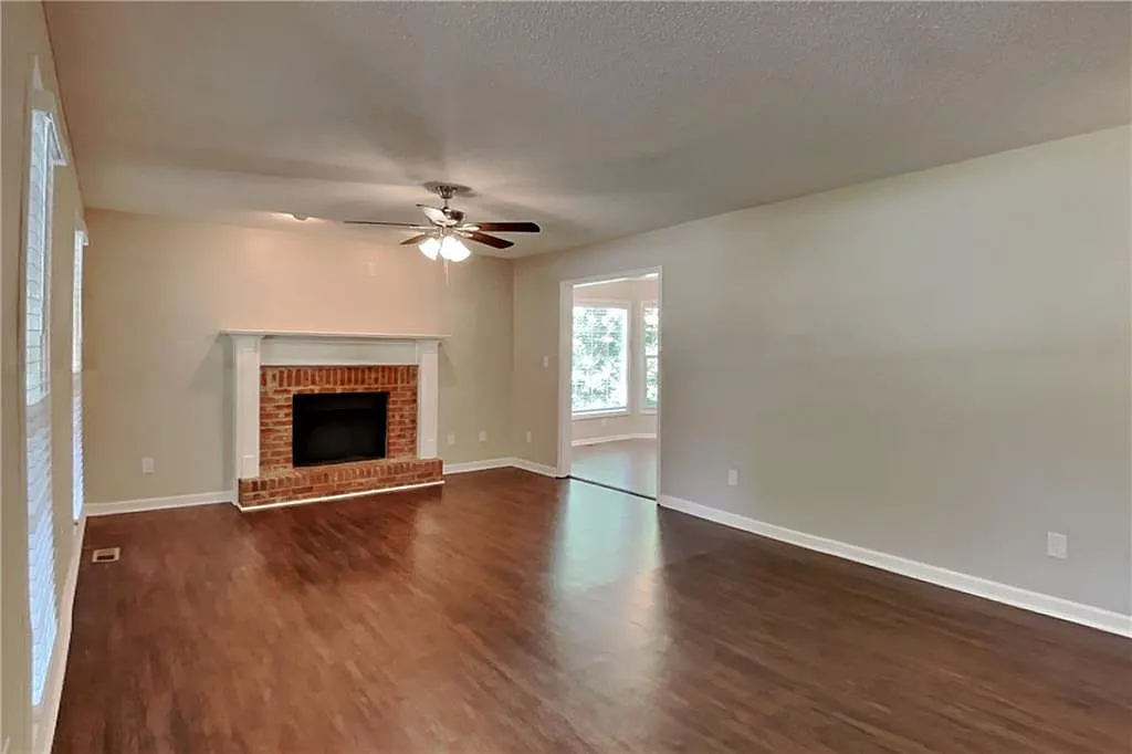 4 bed, 2.5 bath, 1924 sqft, $2,225 — Photo 3