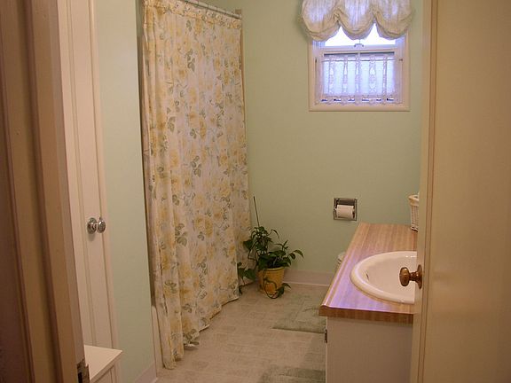 Large bath with extra storage