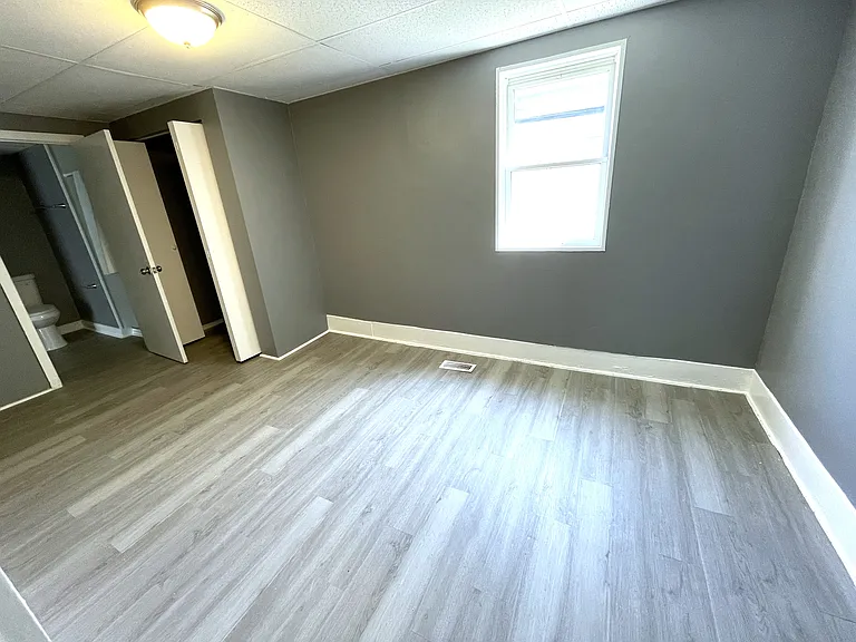 623 E 12th St #4 — Photo 3