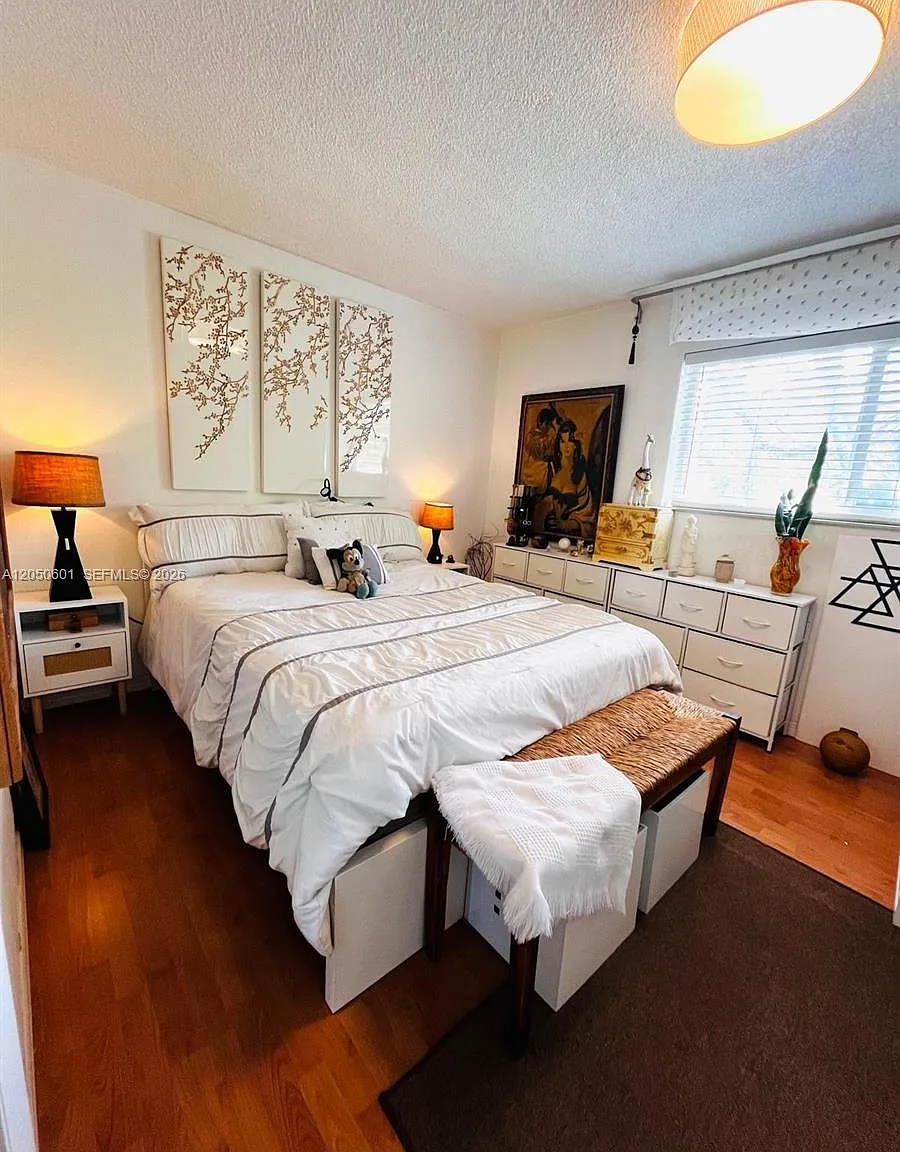 Point Bay North Condo — Photo 1