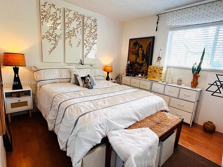 520 NE 38th St #15 — Photo 1