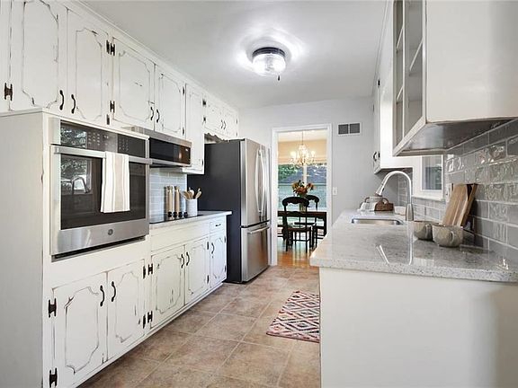 3rd image of 107 W 109th St