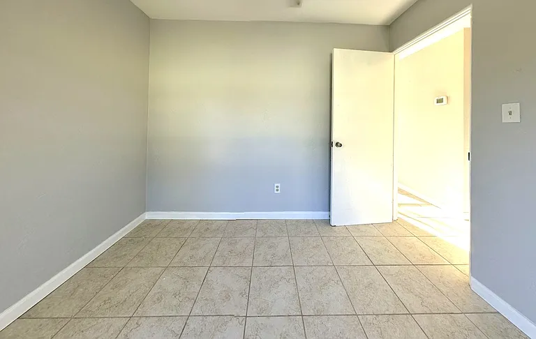 5566 Kelly Dr N — Photo 21
