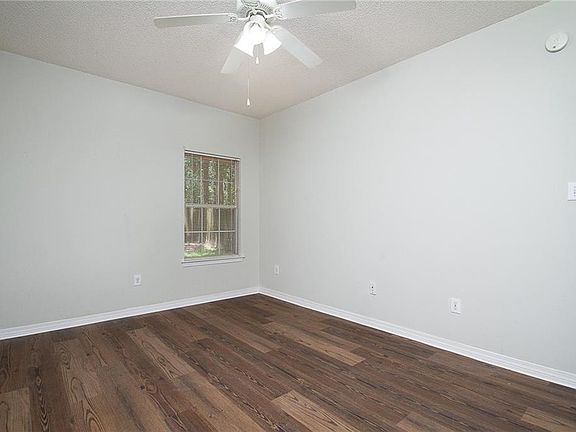 5th image of 812 Willow Bridge Dr W