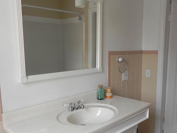 Spacious bathroom w/full tub