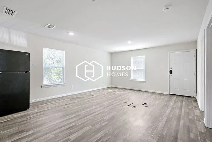 3 bed, 1.0 bath, 836 sqft, $1,005 — Photo 3