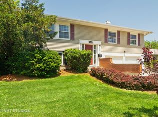 1450 Devonshire Ln, Hoffman Estates, IL 60169